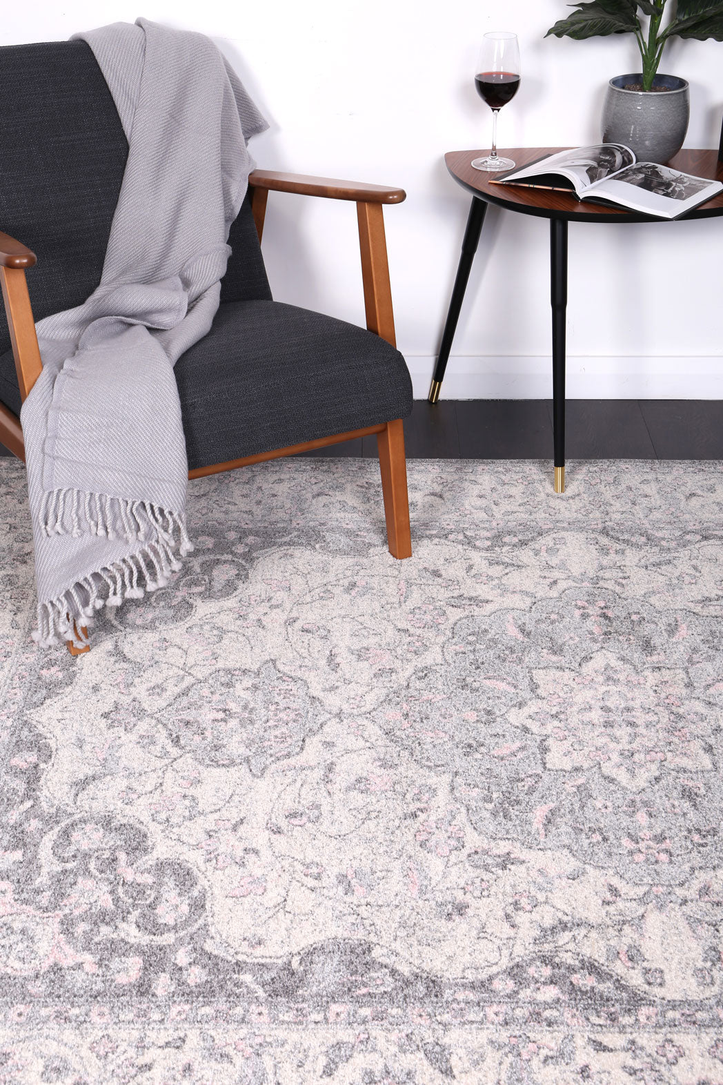 Delicate Grey Oriental Rug 160x230cm