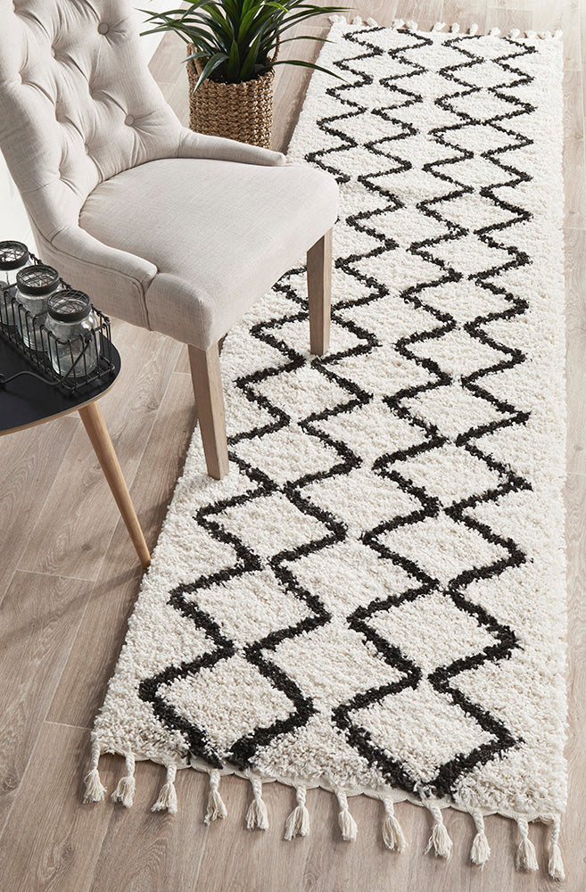 Saundra 11 White Runner Rug