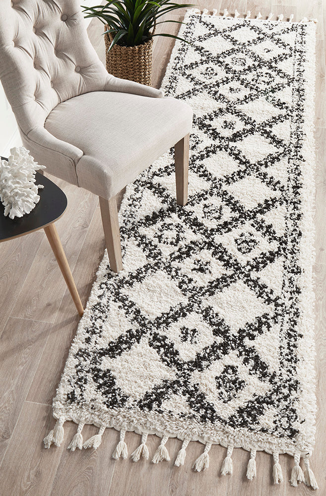 Saundra 33 White Runner Rug