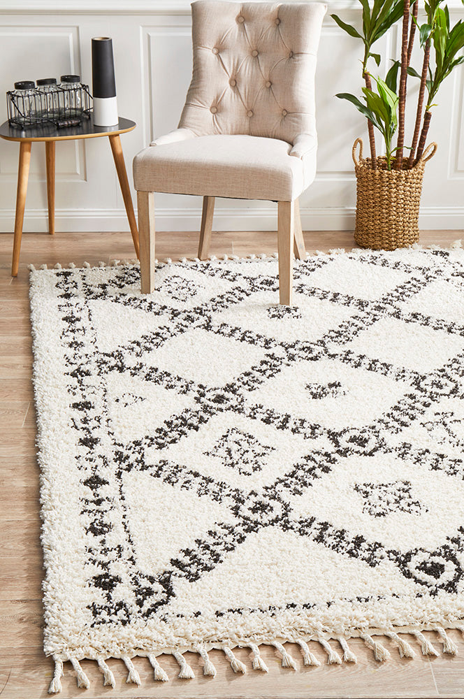 Saundra 33 White Rug